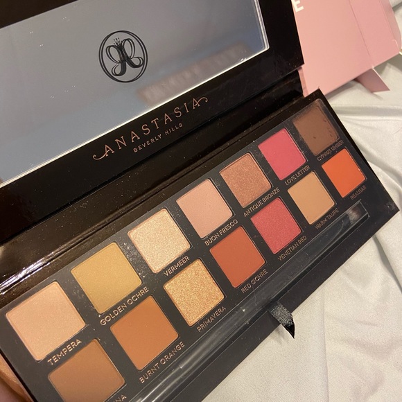 *NEW* Anastasia pallet - Picture 4 of 5